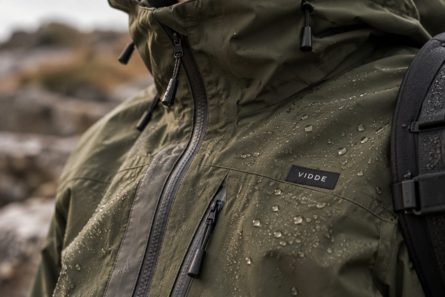 Close-up of the Vidde jacket's fabric, zipper and woven label